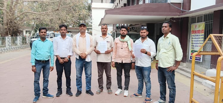 कार्यपालक पदाधिकारी की मनमानी के खिलाफ सात वार्ड पार्षदों ने डीएम को सौंपा इस्तीफा
