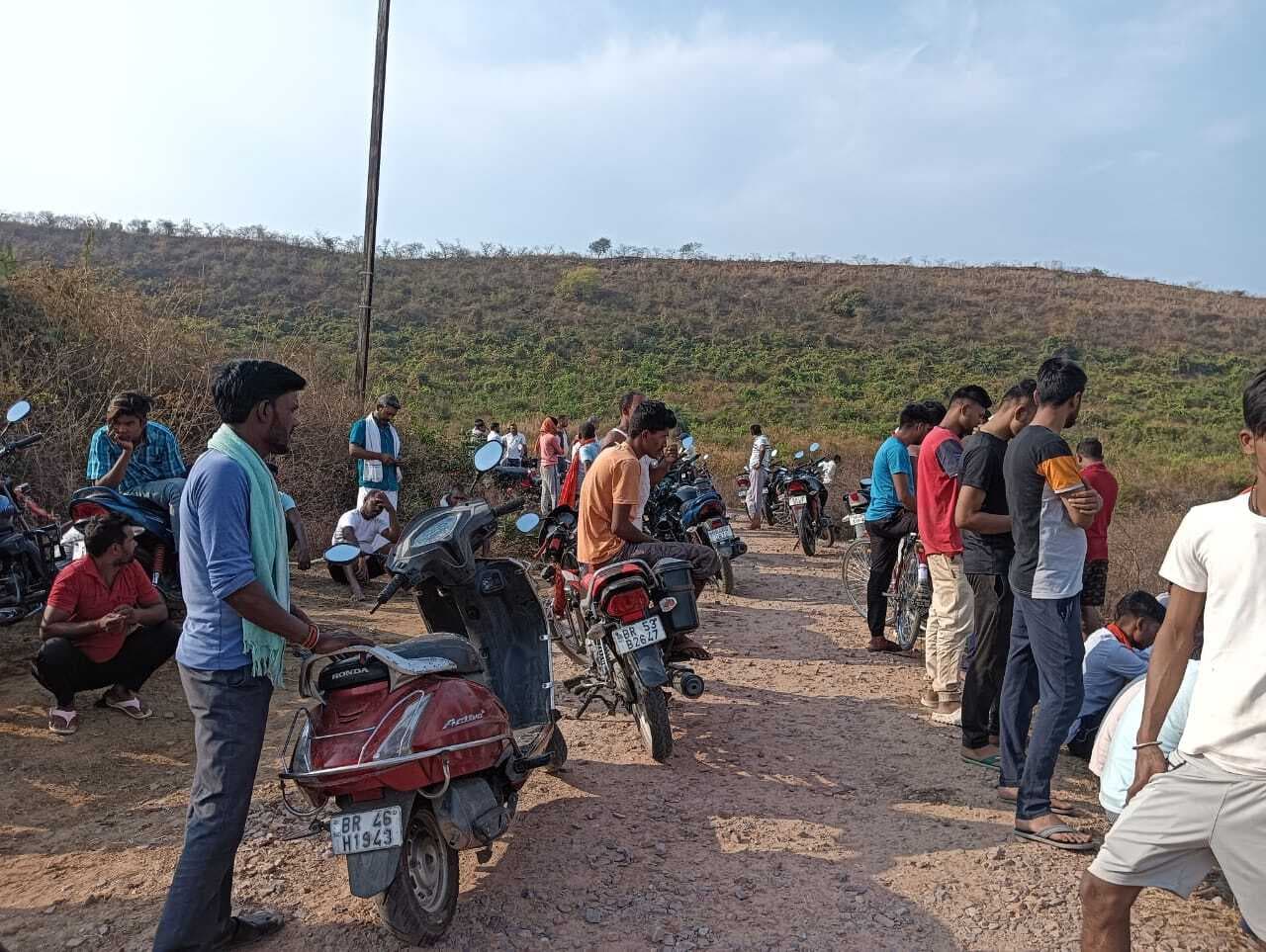 युवक का शव बरामद, आक्रोशित लोगों ने सड़क को किया जाम