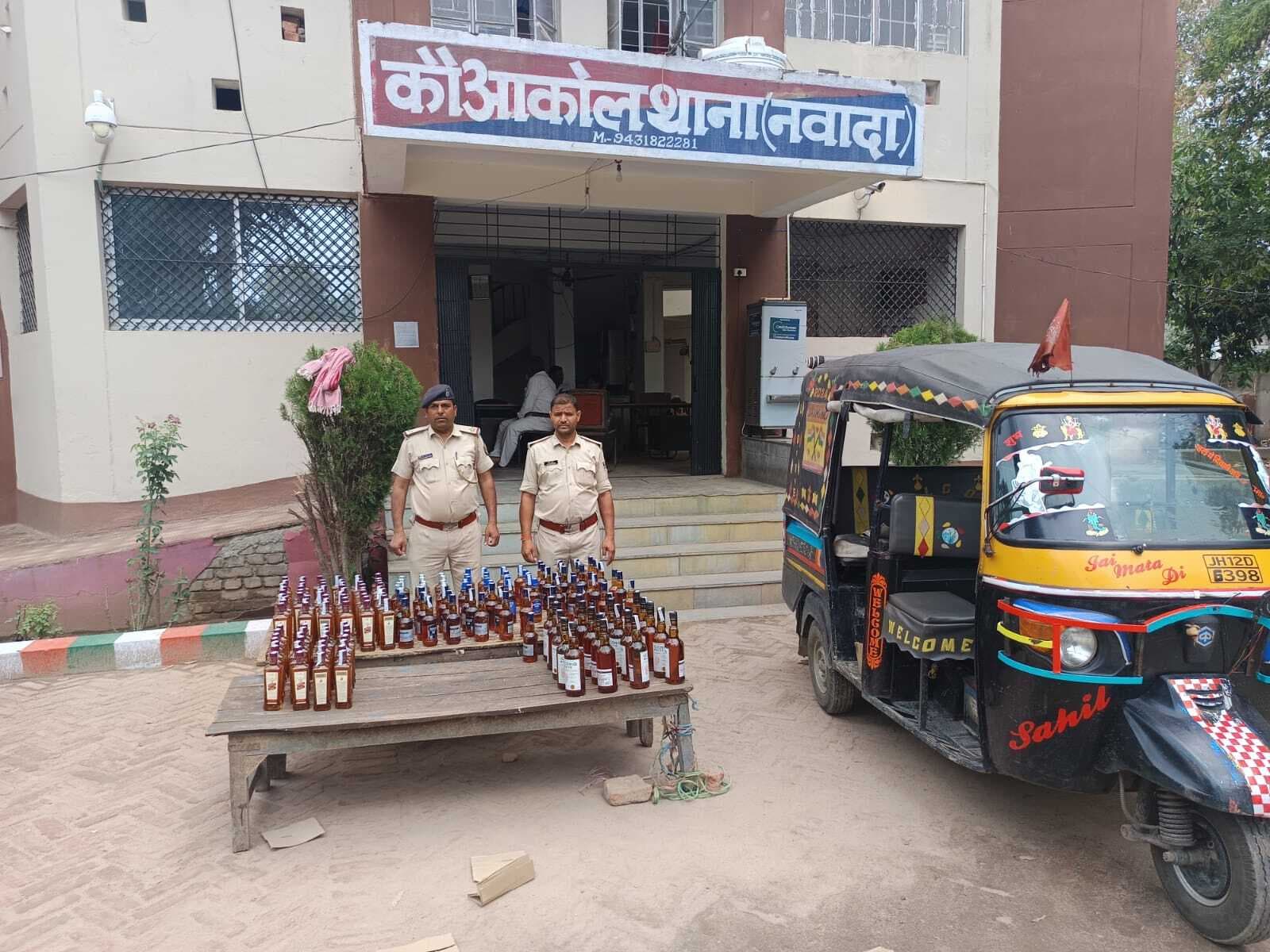 टेंपो से 74 लीटर अंग्रेजी शराब बरामद