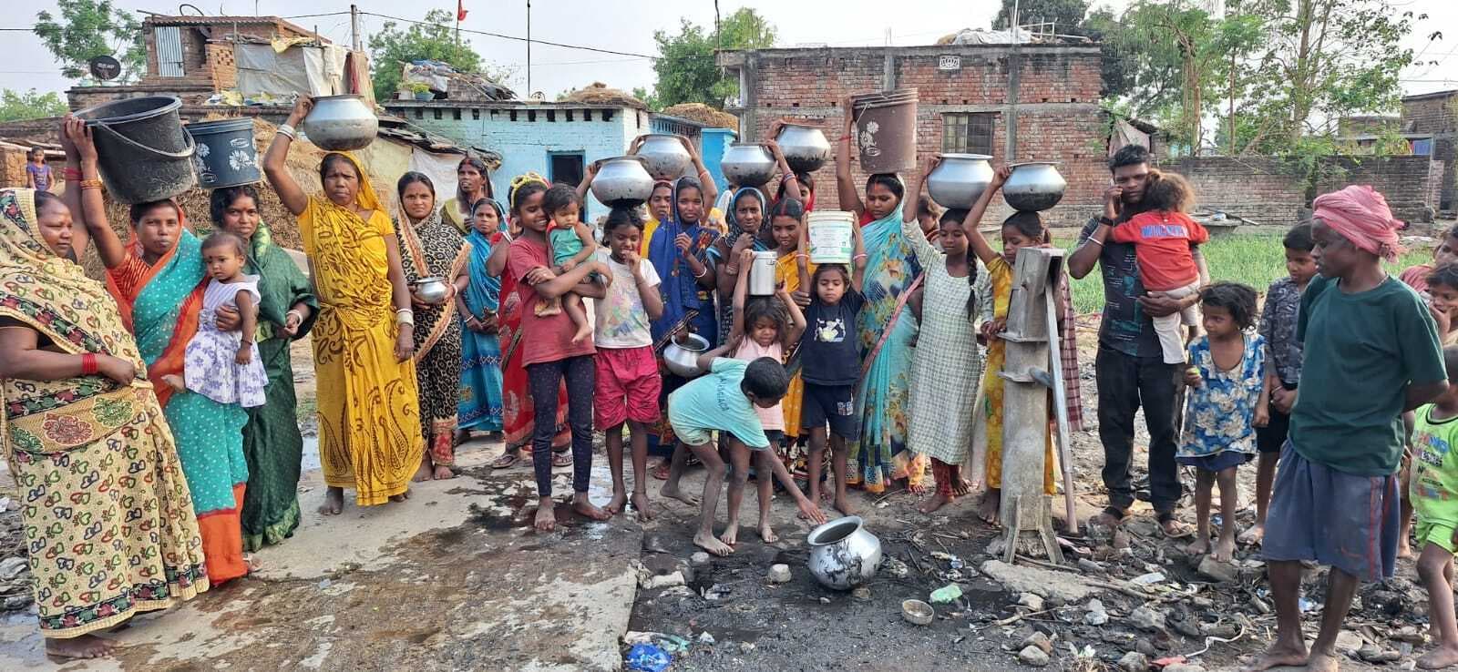 पेयजल समस्या से त्रस्त महादलित महिलाओं ने किया प्रदर्शन