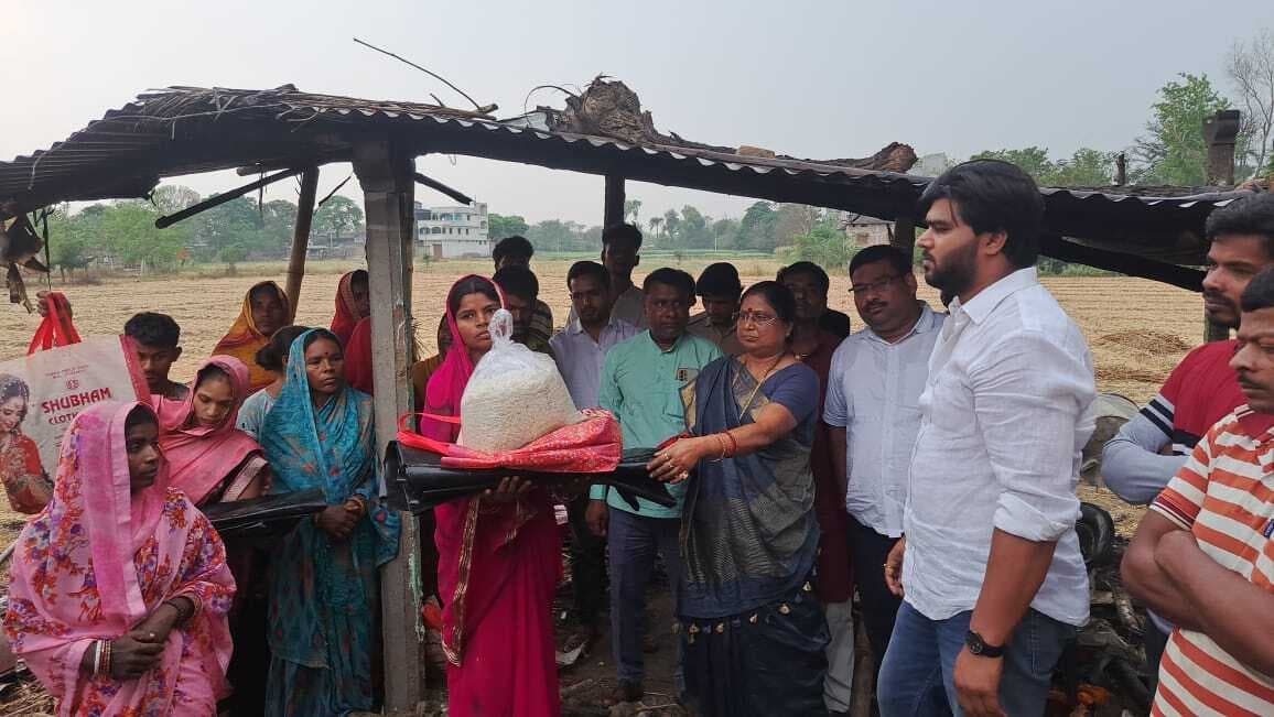 अग्नि पीड़ित परिवारों के बीच राहत सामग्री  वितरित