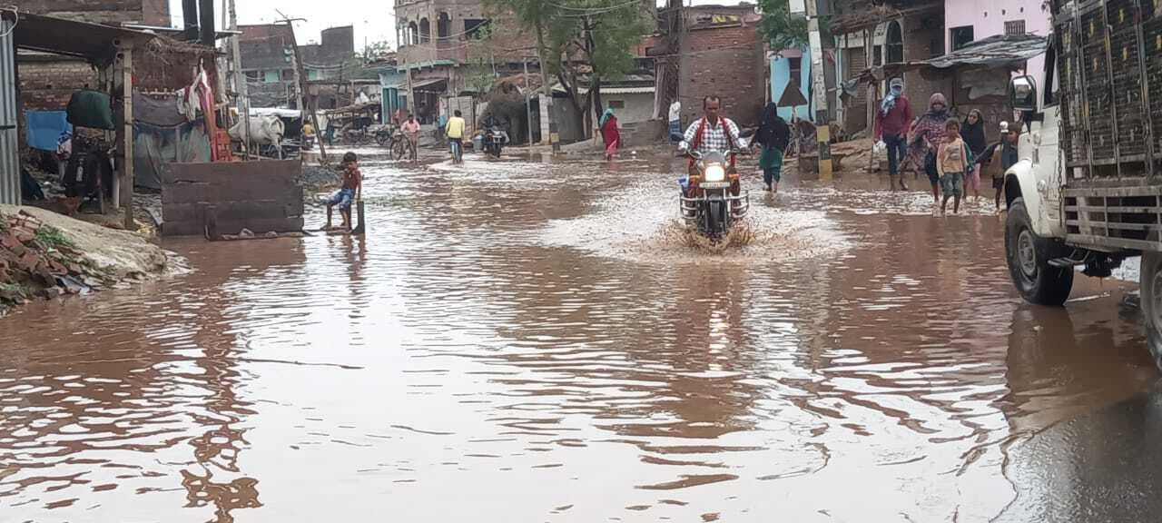 Madhubani News : झमाझम बारिश से कई सड़क पर घुटने भर लगा जलजमाव, राहगीरों की बढ़ी मुश्किलें