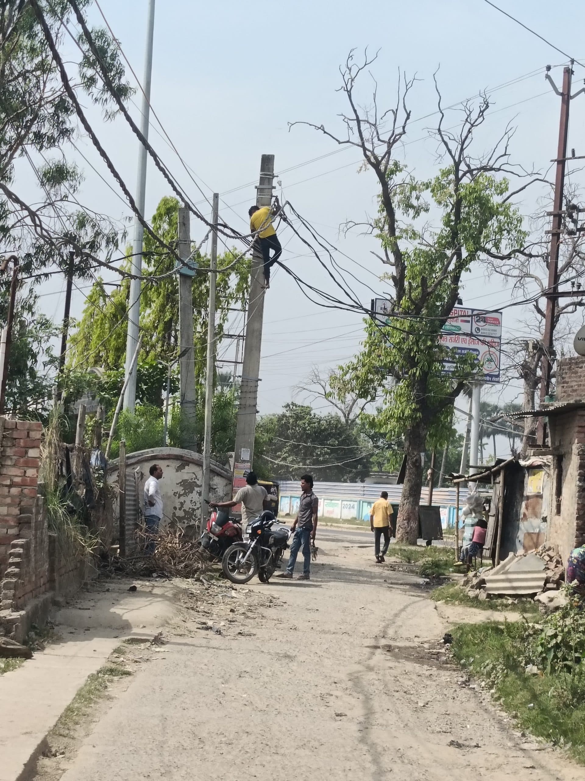 Madhubani News : तेज आंधी से शहर के कई फीडर की बिजली आपूर्ति घंटों रही बाधित