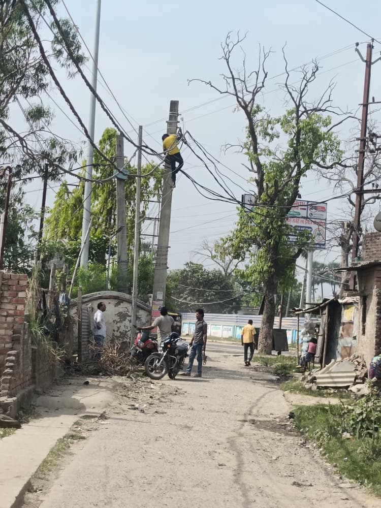 Madhubani News : तेज आंधी से शहर के कई फीडर की बिजली आपूर्ति घंटों रही बाधित