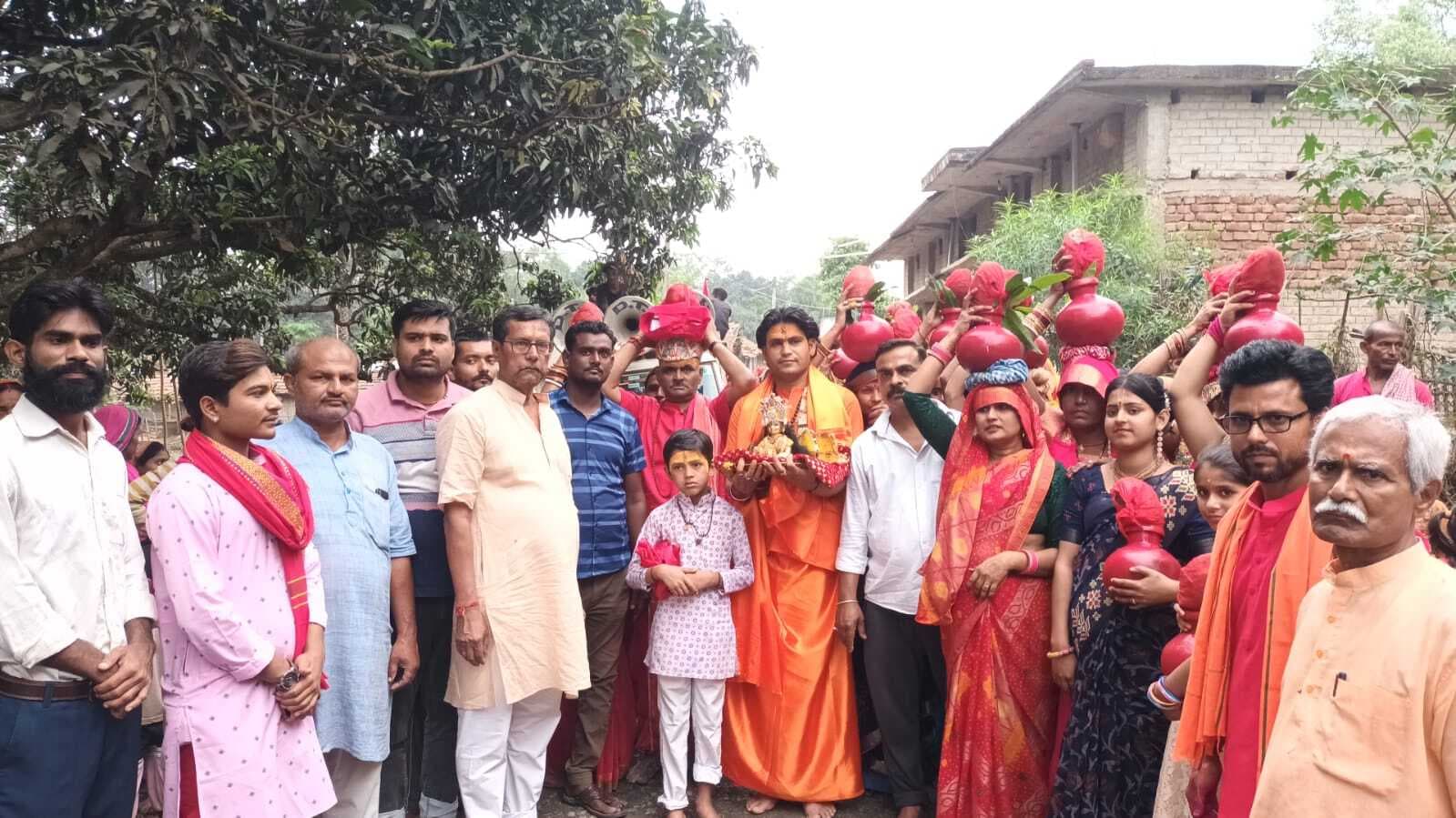 Madhubani News : श्रीमद्भागवत कथा ज्ञान यज्ञ के लिए निकाली शोभायात्रा