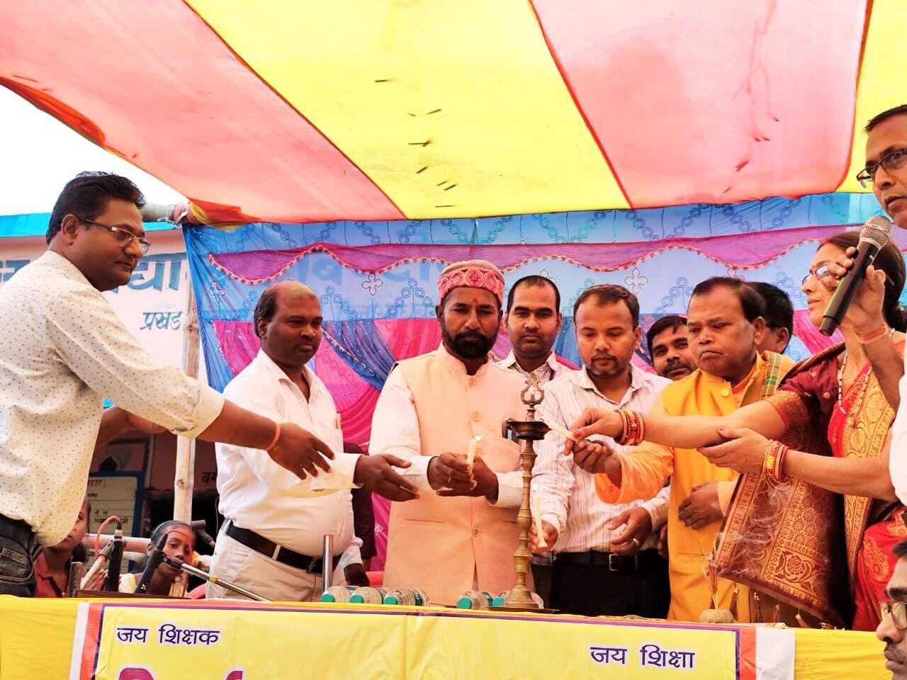 Madhubani News : प्रधानाध्यापक को सेवानिवृत्त होने पर दी विदाई