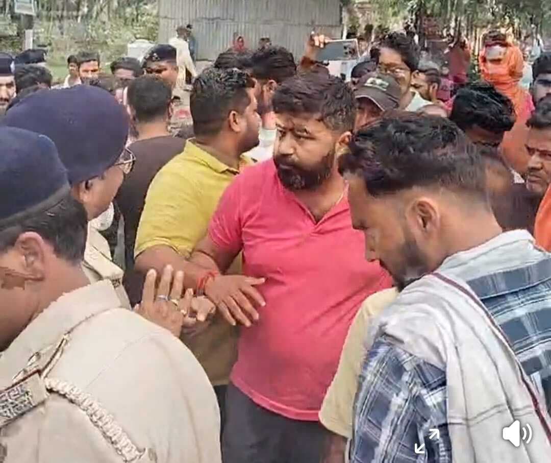 Samastipur News:इंजीनियरिंग छात्र व ग्रामीणों के बीच मारपीट के बाद सड़क जाम