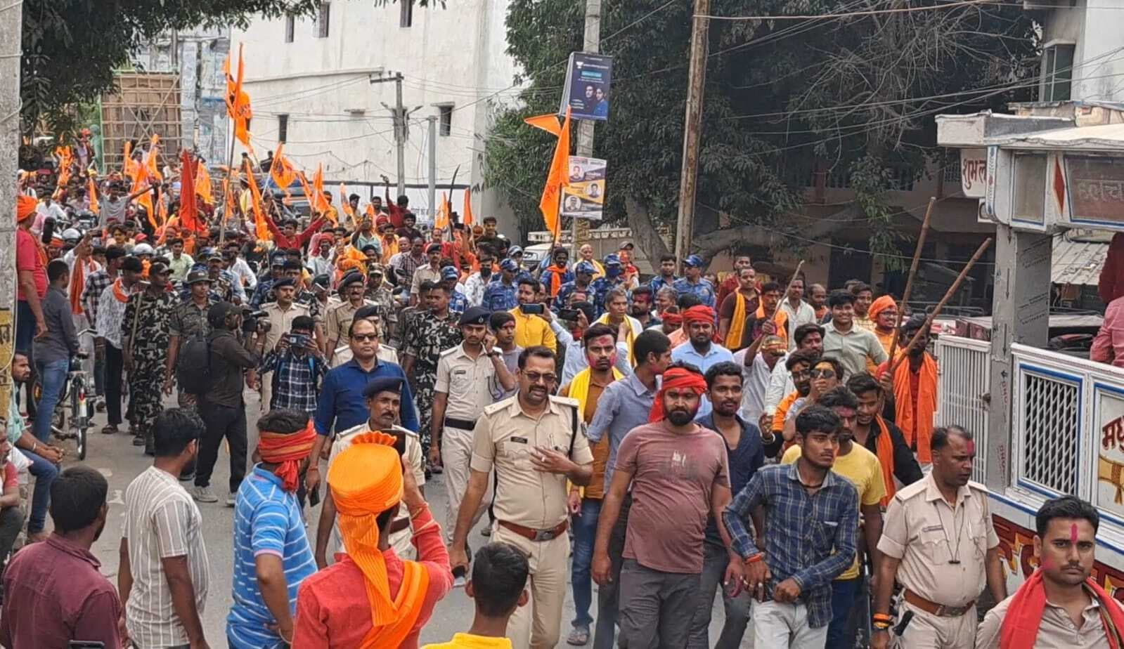 Samastipur News:गाजे बाजे के साथ निकली विशाल शोभा यात्रा, पुलिस व प्रशासन मुस्तैद