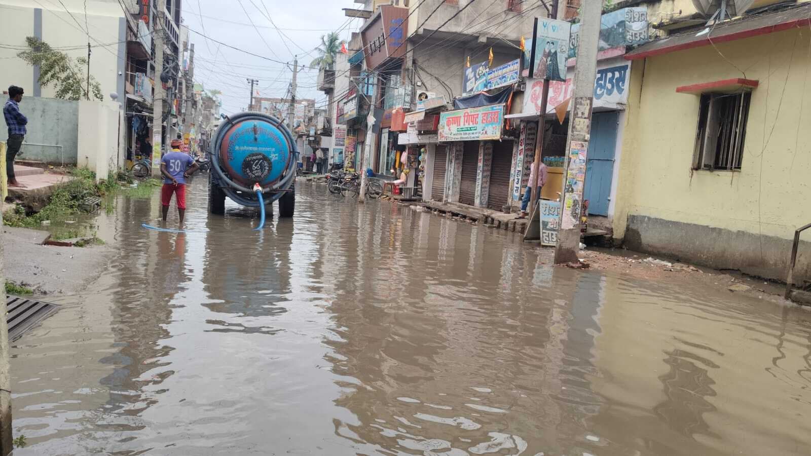 Madhubani News : तेज आंधी के साथ हुई बारिश से पानी-पानी हुआ शहर