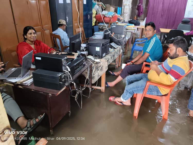 Madhubani News : बारिश से श्रम संसाधन कार्यालय की बिगाड़ी सूरत
