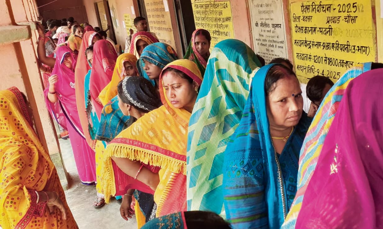 चौसा में 55.96 और पवनी में 69.64 फीसदी पड़े वोट