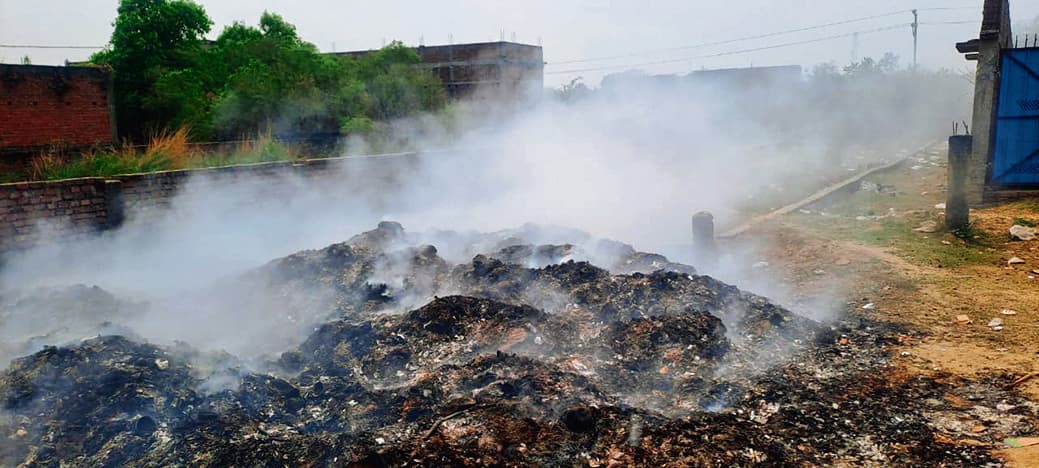 नगर पंचायत की लापरवाही कचरों में आग लगा बढ़ा रहे प्रदूषण