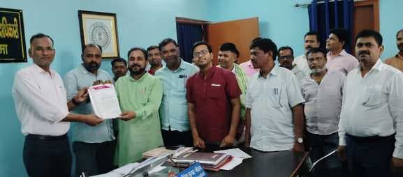 राज्यकर्मियों ने मांगों के समर्थन में निकाली रैली