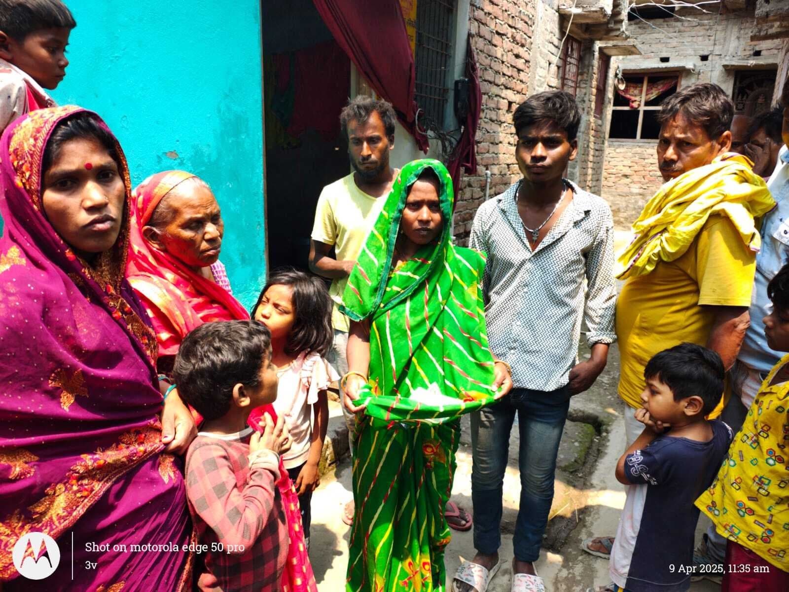 Samastipur News:बदमाशों की फायरिंग में जख्मी बेटे के इलाज के लिए आंचल फैलाकर मदद मांग रही मम्मी