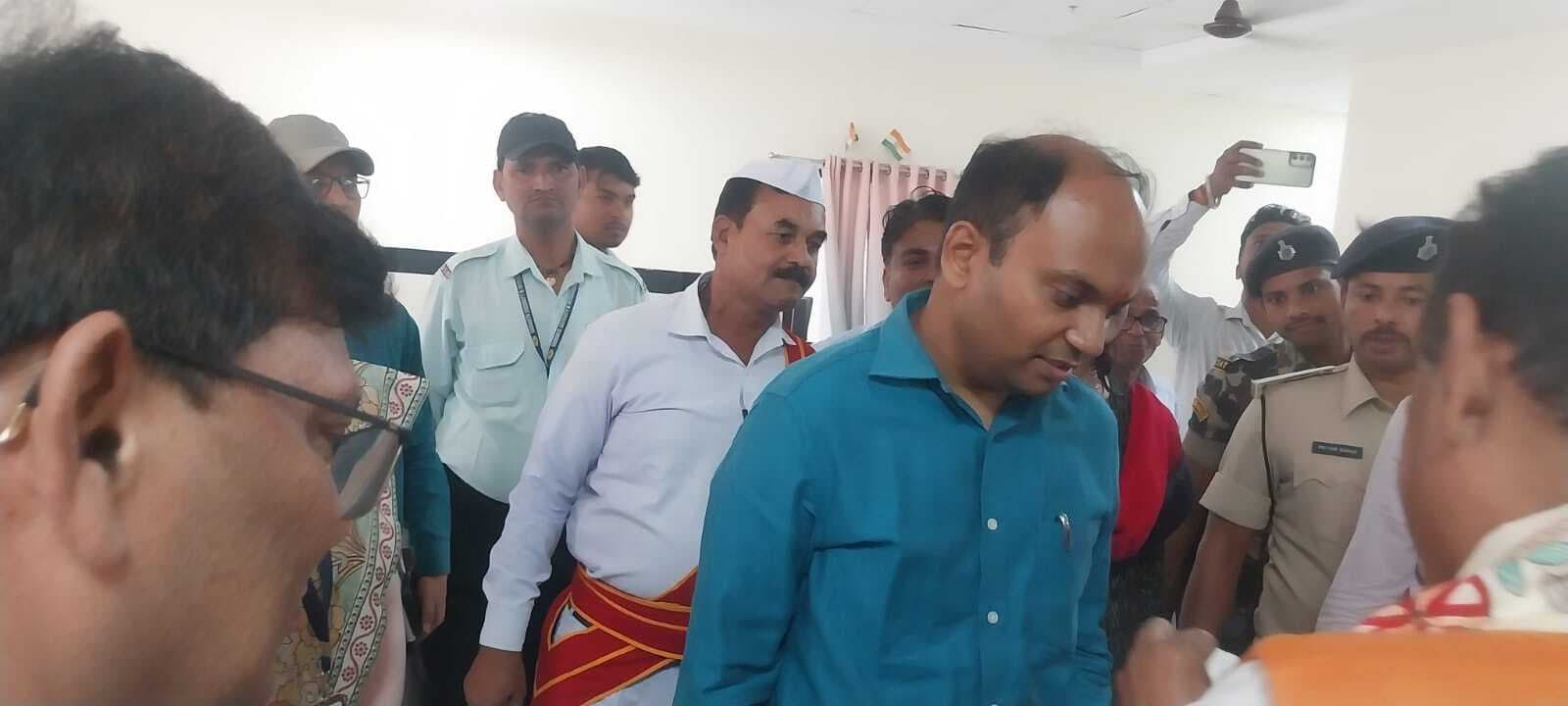 Samastipur News:नीलाम पत्र व लंबित कार्यों को जल्द निपटायें : डीएम