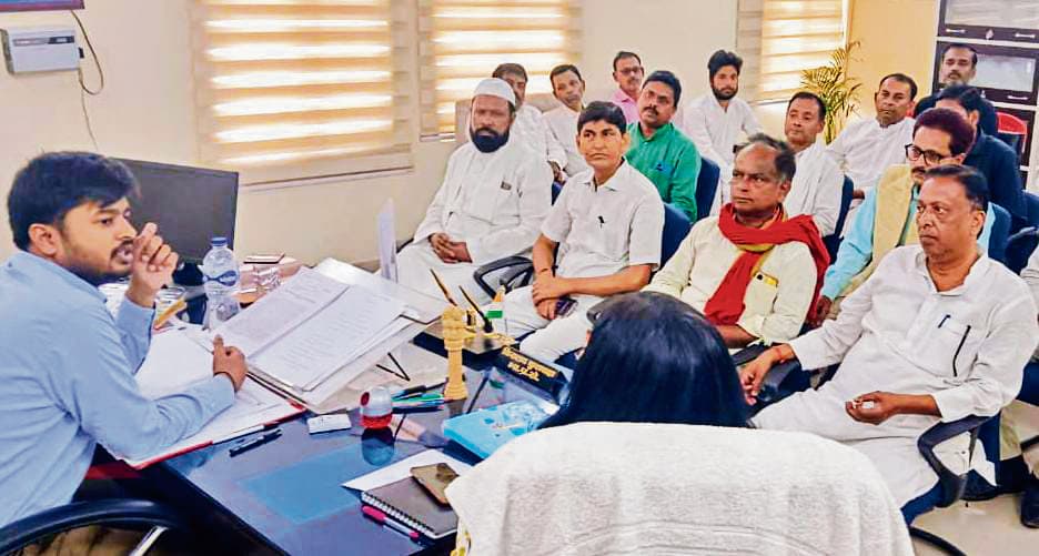 hajipur news . राजनीतिक दलों के प्रतिनिधियों के साथ बैठक में वोटिंग प्रतिशत बढ़ाने पर जोर