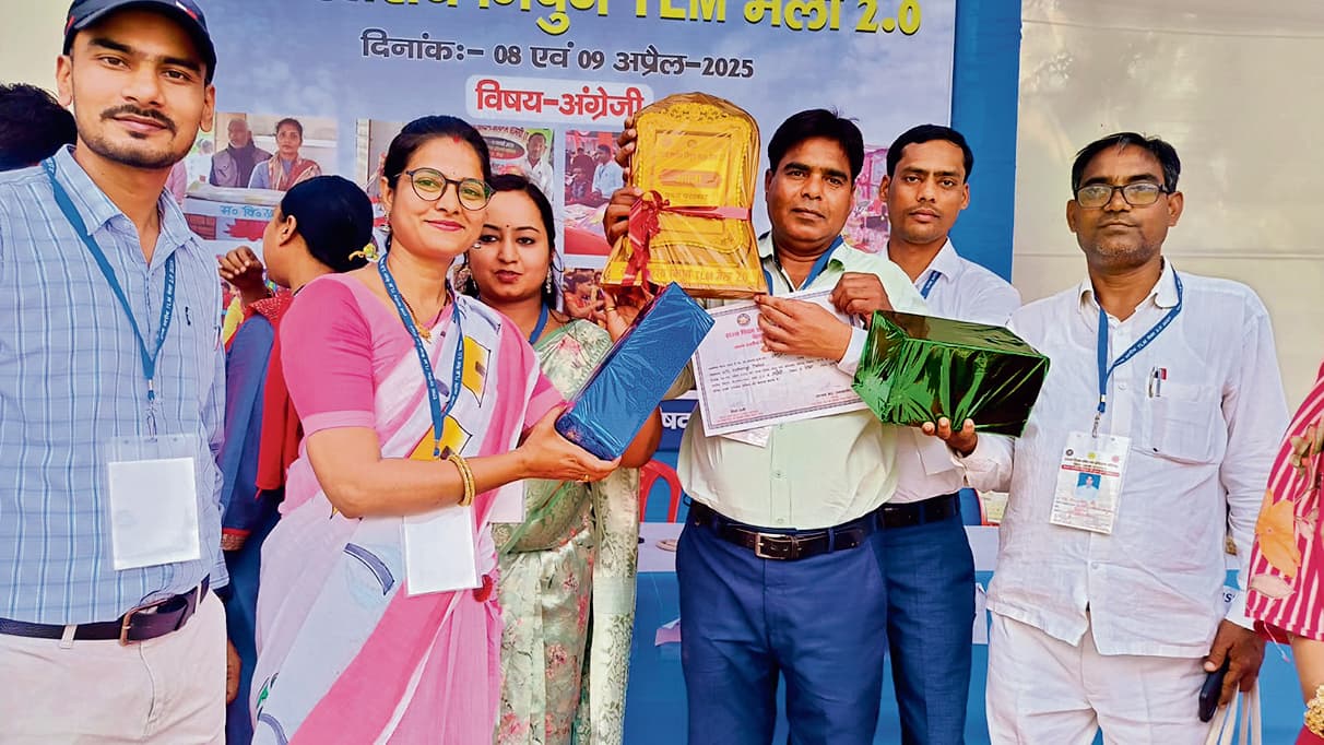 hajipur news. राज्यस्तरीय टीएलएम मेले में उत्कृष्ट प्रदर्शन के लिए वैशाली को मिला सम्मान