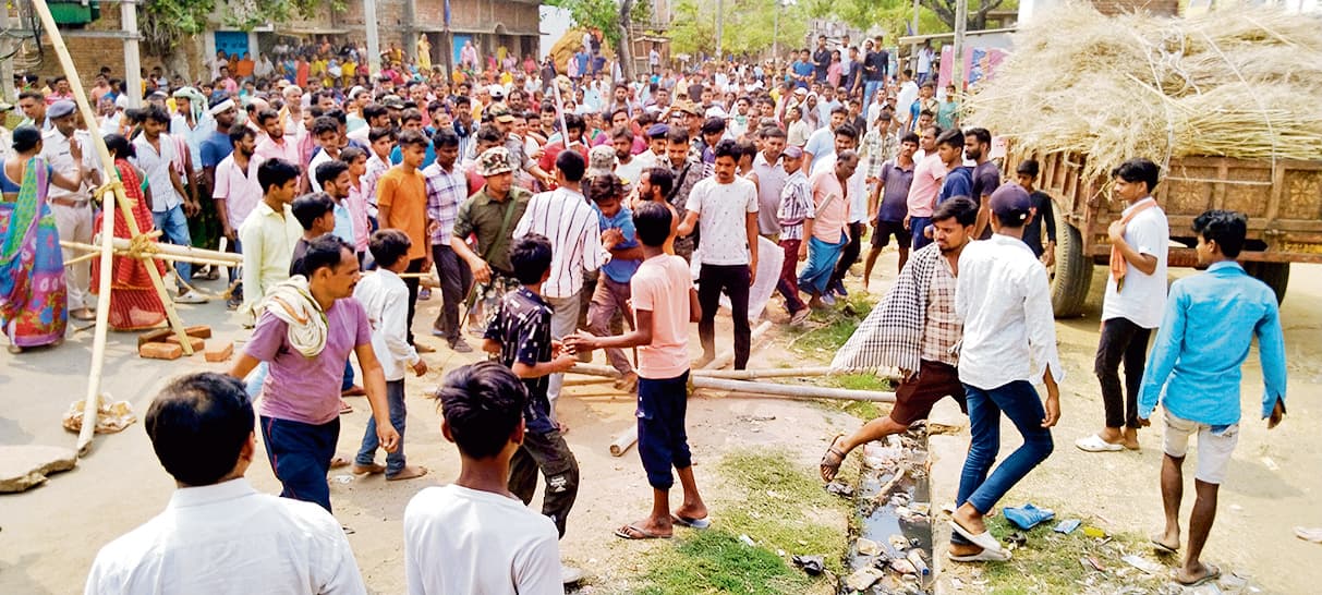 Gaya News : स्कूल बस के धक्के से युवक की मौत, लोगों ने जाम की सड़क