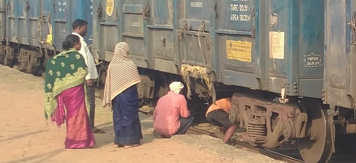 Railway News: यहां पर आज तक नहीं बन पाया ओवरब्रिज, जान जोखिम में डालकर पटरी पार करते हैं लोग