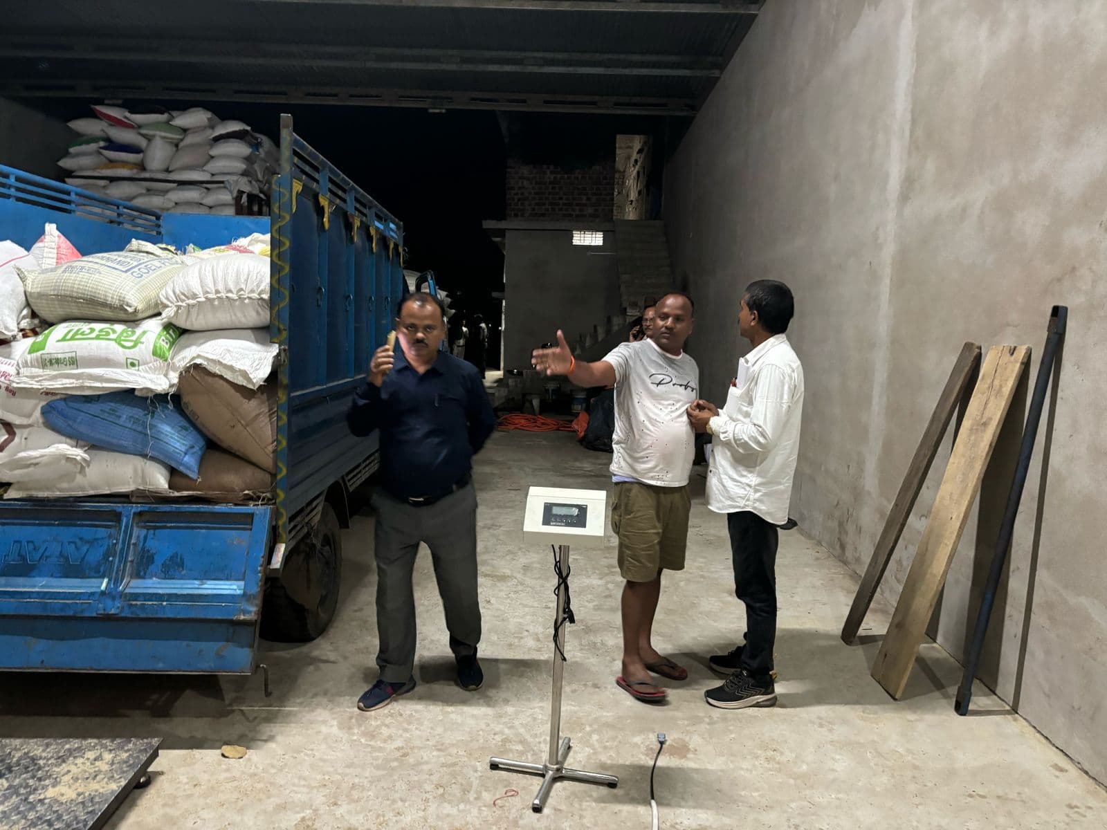 Giridih News: रतनपुर में छापेमारी में बड़ी मात्रा में मिला चावल, गोदाम को किया सील