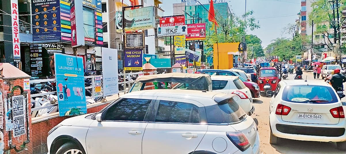 Ranchi News : शहर के बड़े प्रतिष्ठानों का हाल : रोजाना लाखों का कारोबार, पर पार्किंग के लिए नहीं है जगह