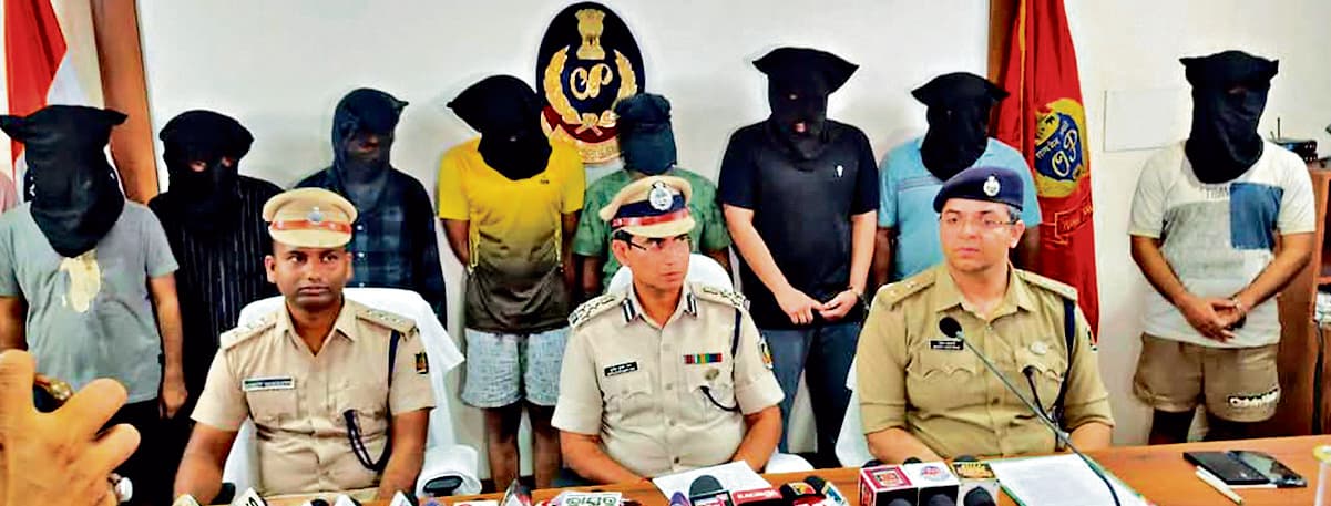 Rourkela News : राउरकेला पुलिस ने मास्टरमाइंड समेत अंतरराष्ट्रीय साइबर ठग गिरोह के नौ सदस्यों को किया गिरफ्तार