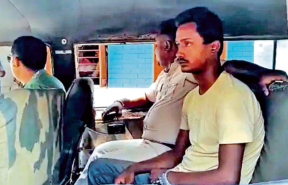 सोशल मीडिया पर दोस्ती फिर ब्लैकमेलिंग का जाल