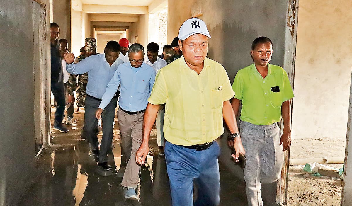 Ranchi News : मंत्री ने आवासीय विद्यालय का किया निरीक्षण