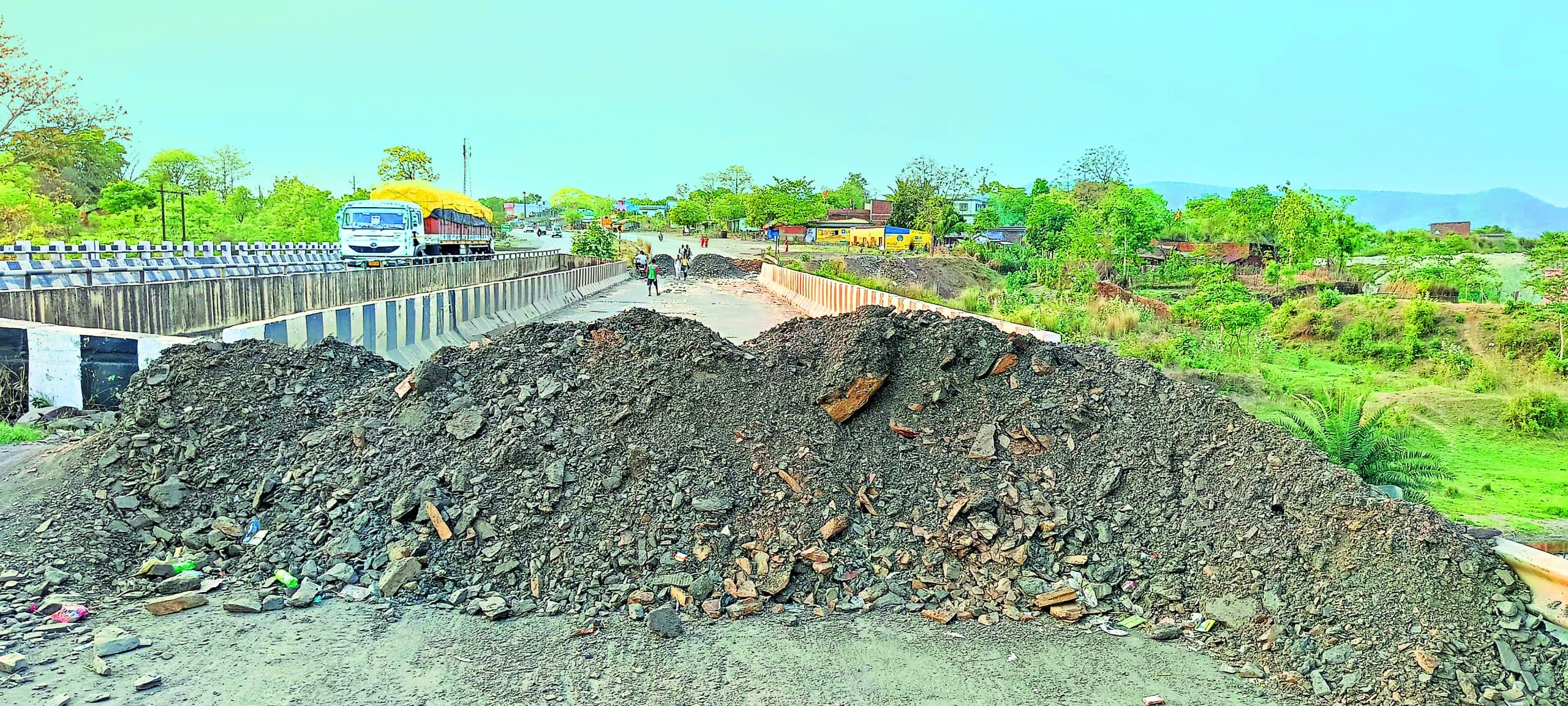 seraikela kharsawan news: वन-वे सड़क बनी जानलेवा, चिलगू में कार के धक्के से बाइक सवार गंभीर