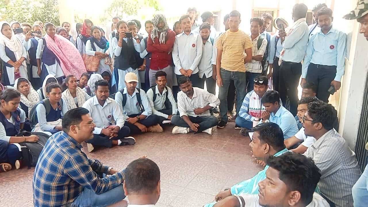 Chaibasa News: केयू: इतिहास के विद्यार्थियों के इंटर्नल मार्क्स में गड़बड़ी, प्रदर्शन