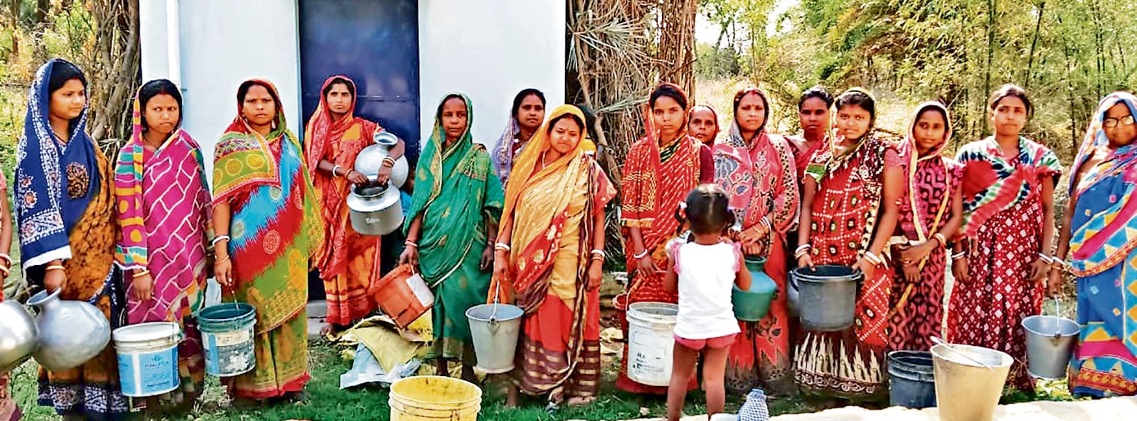 east singhbhum news: बहरागोड़ा में खराब जलमीनार को लेकर महिलाओं का प्रदर्शन