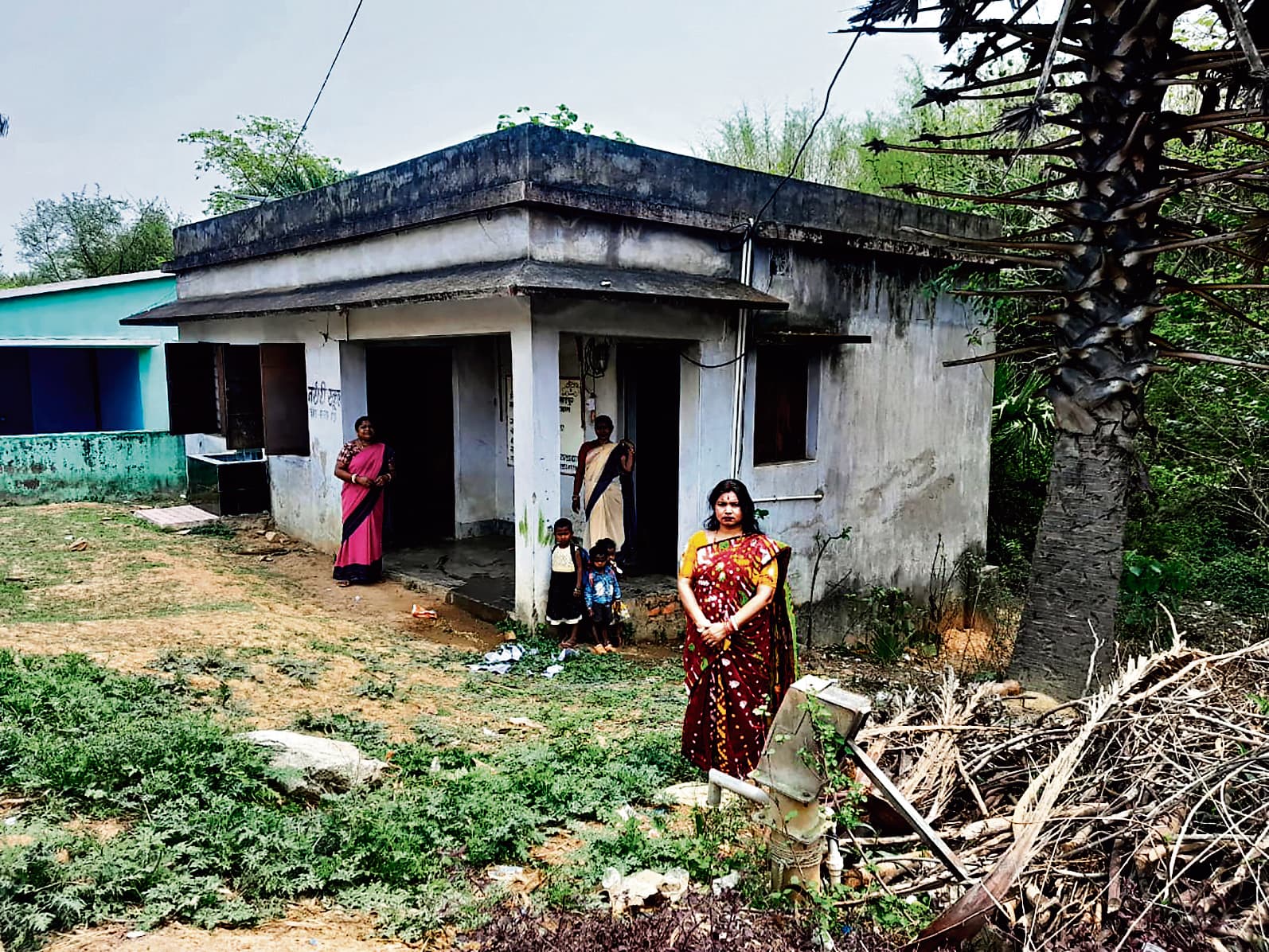 east singhbhum news: धातकीडीह आंगनबाड़ी की जलमीनार छह माह से खराब, 24 बच्चे बेहाल