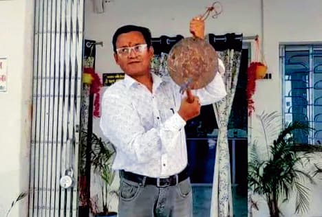 हेडमास्टर ही कर रहे स्कूल के क्लर्क-चपरासी के भी काम