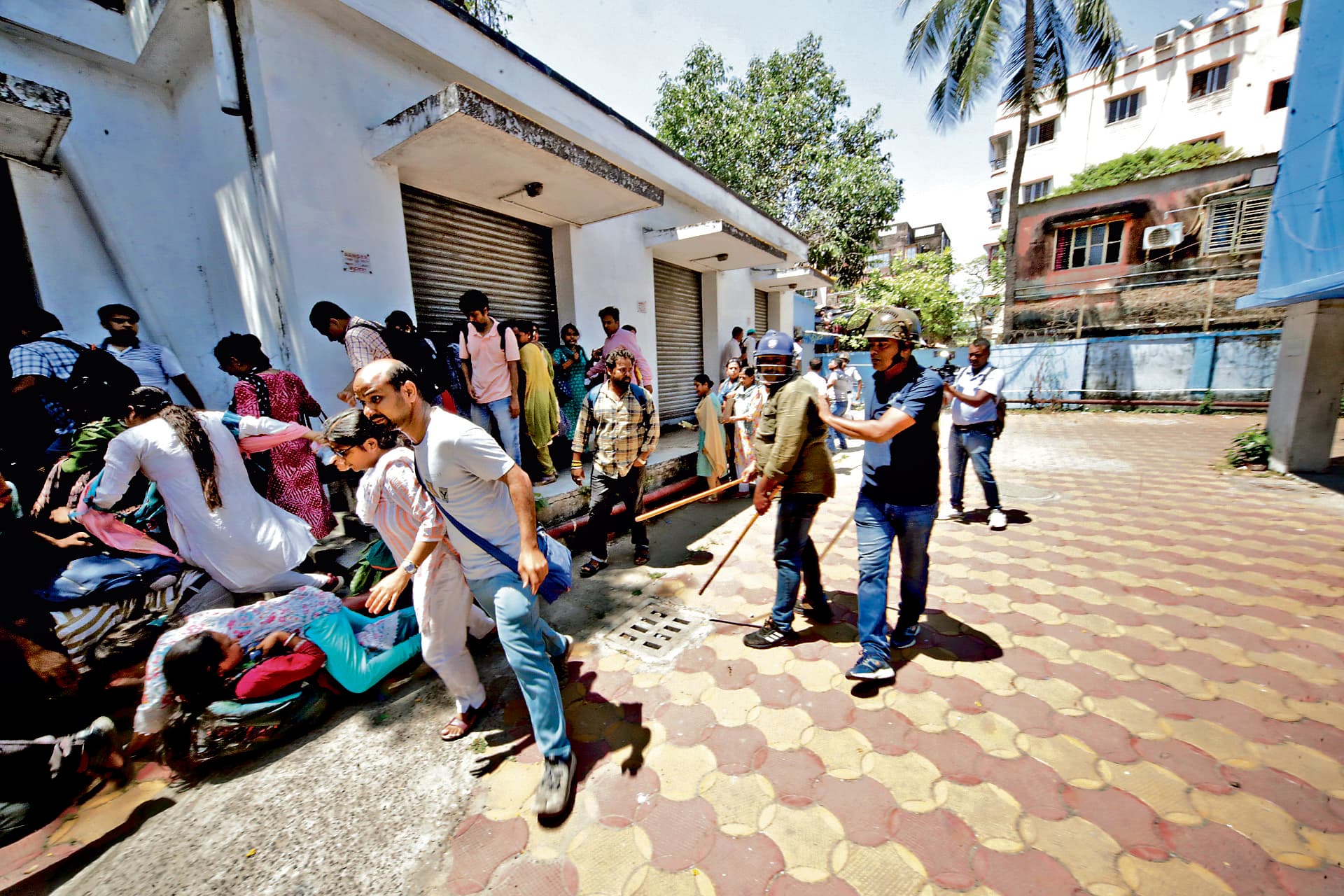 कसबा में शिक्षकों पर लाठीचार्ज