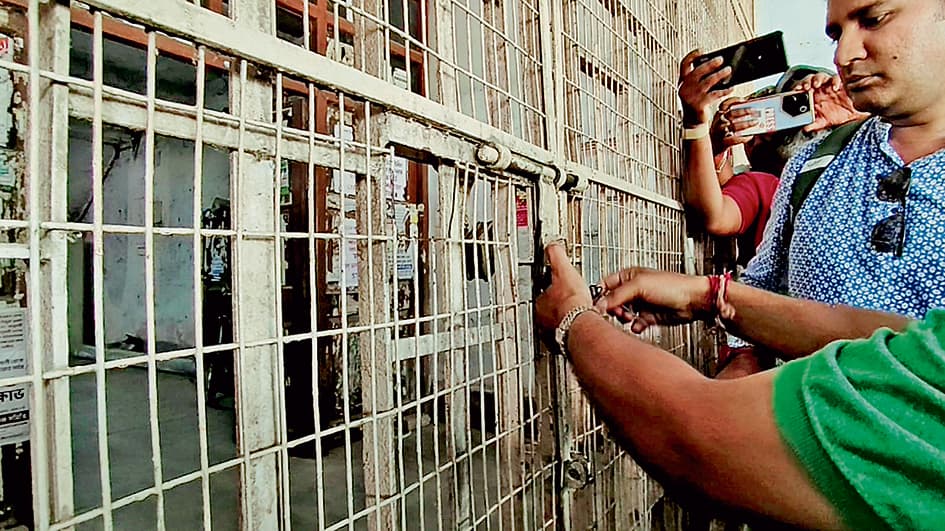 हुगली में हटाये गये शिक्षकों का हल्ला बोल