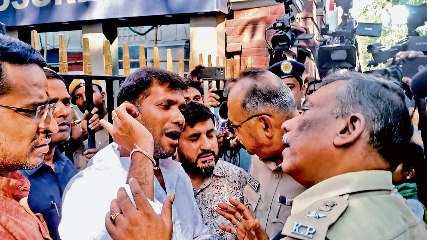 26 हजार शिक्षकों की नौकरियां रद्द होने के खिलाफ भाजयुमो ने किया प्रदर्शन
