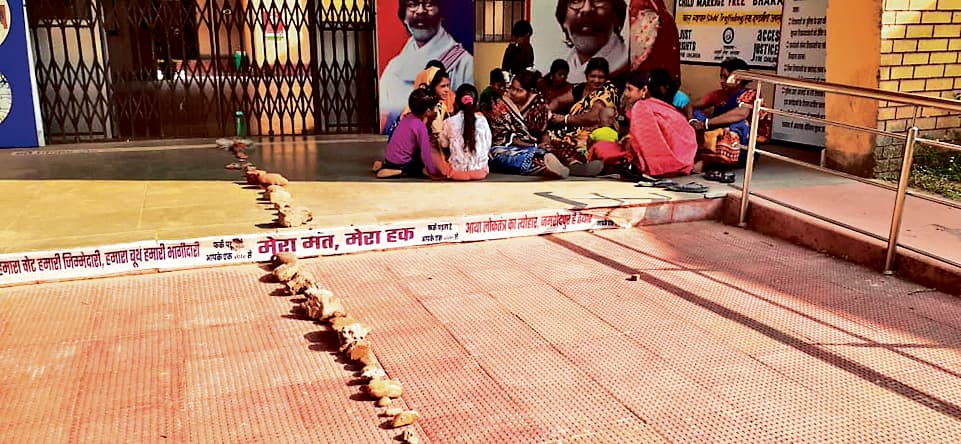 east singhbhum news: सुबह पांच बजे से आधार अपडेट को लग रही कतार, कड़ी धूप में झुलस रहे लोग