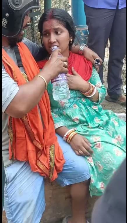 Jamshedpur News : ट्रैफिक जांच में बीमार महिला को आया चक्कर, विरोध में रोड जाम