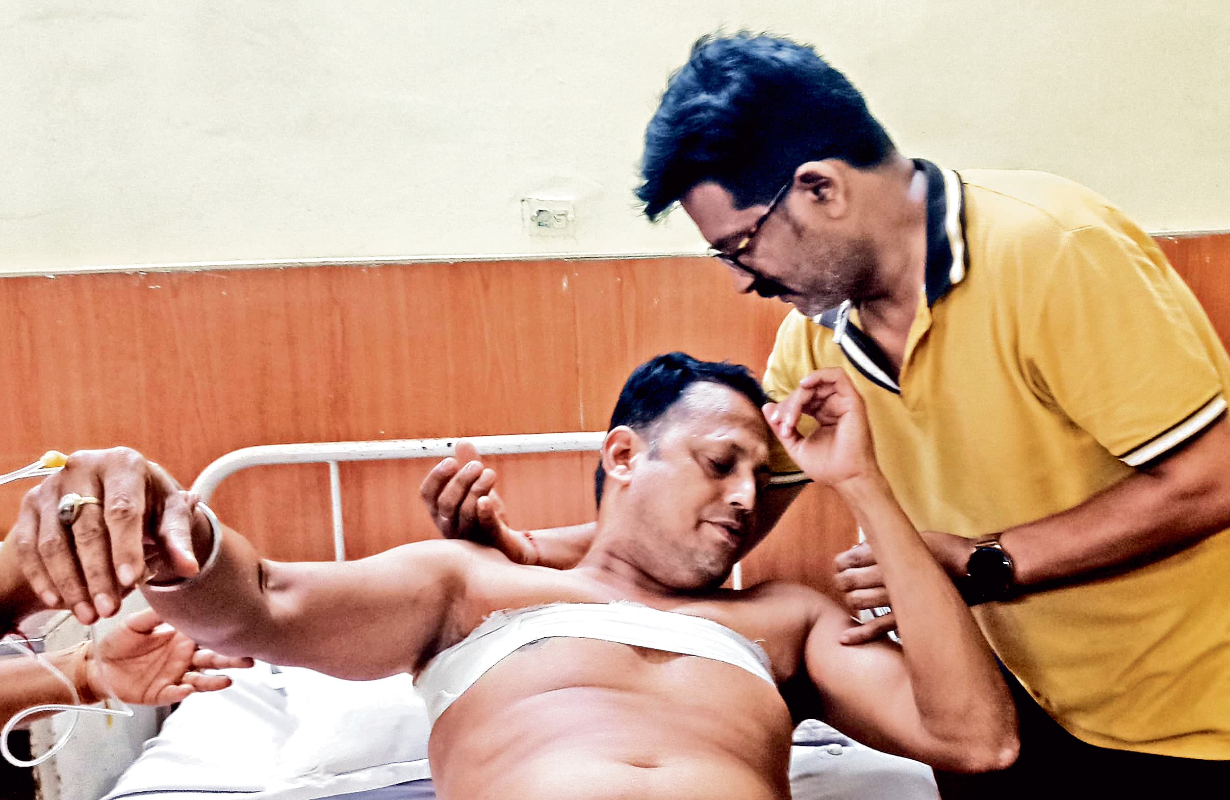 Rourkela News : दो परिवारों के बीच झगड़े की सूचना पर पहुंचे दो सिपाहियों को चाकू मारकर घायल किया