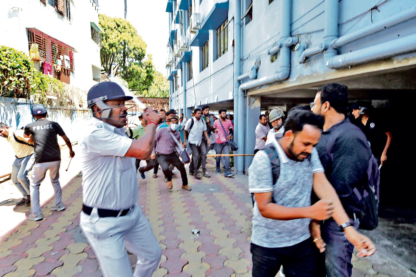 नौकरी गंवाने वाले शिक्षकों की पुलिस से झड़प, बरसीं लाठियां