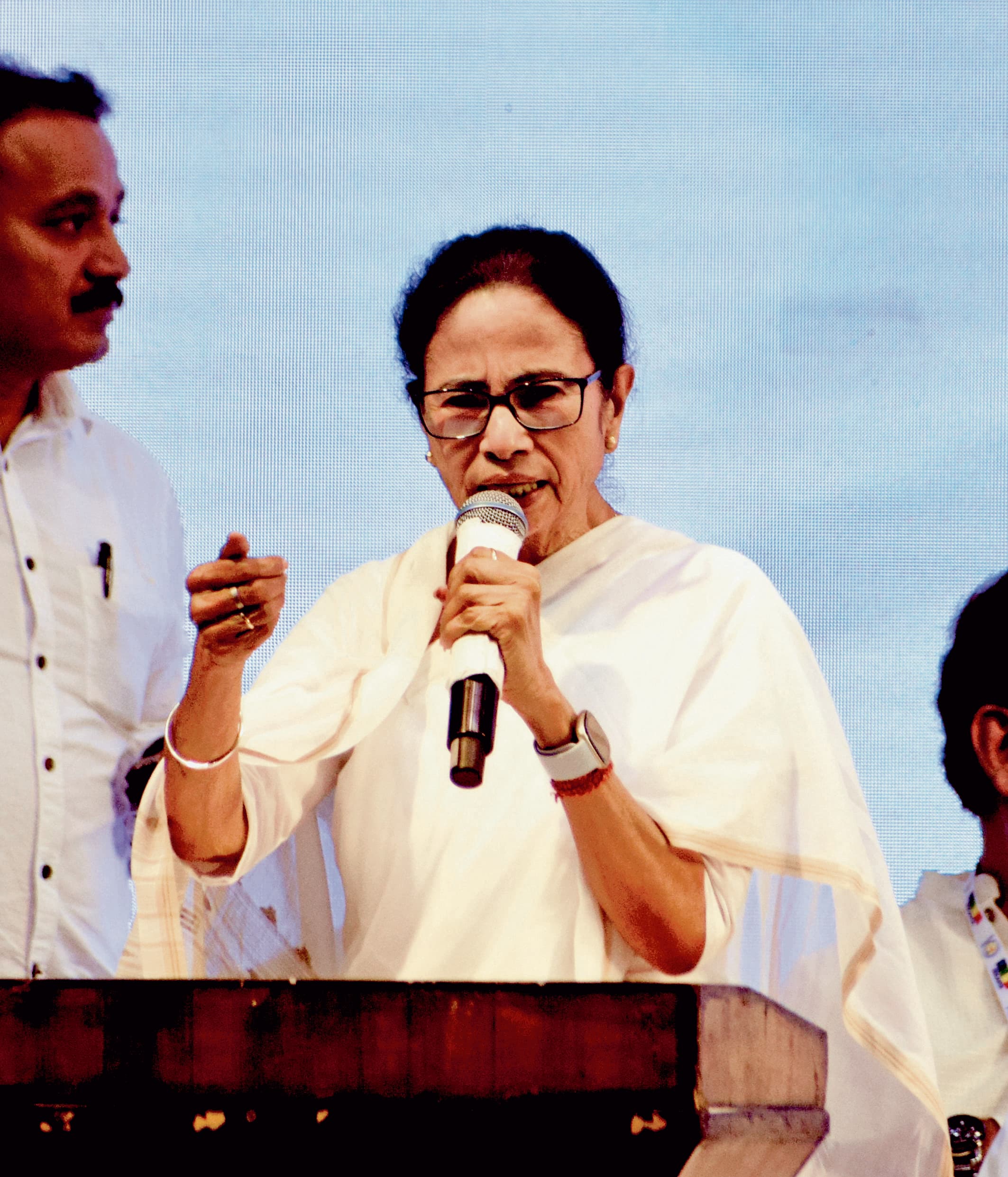 जब तक दीदी है, बंगाल में आपकी संपत्ति सुरक्षित है