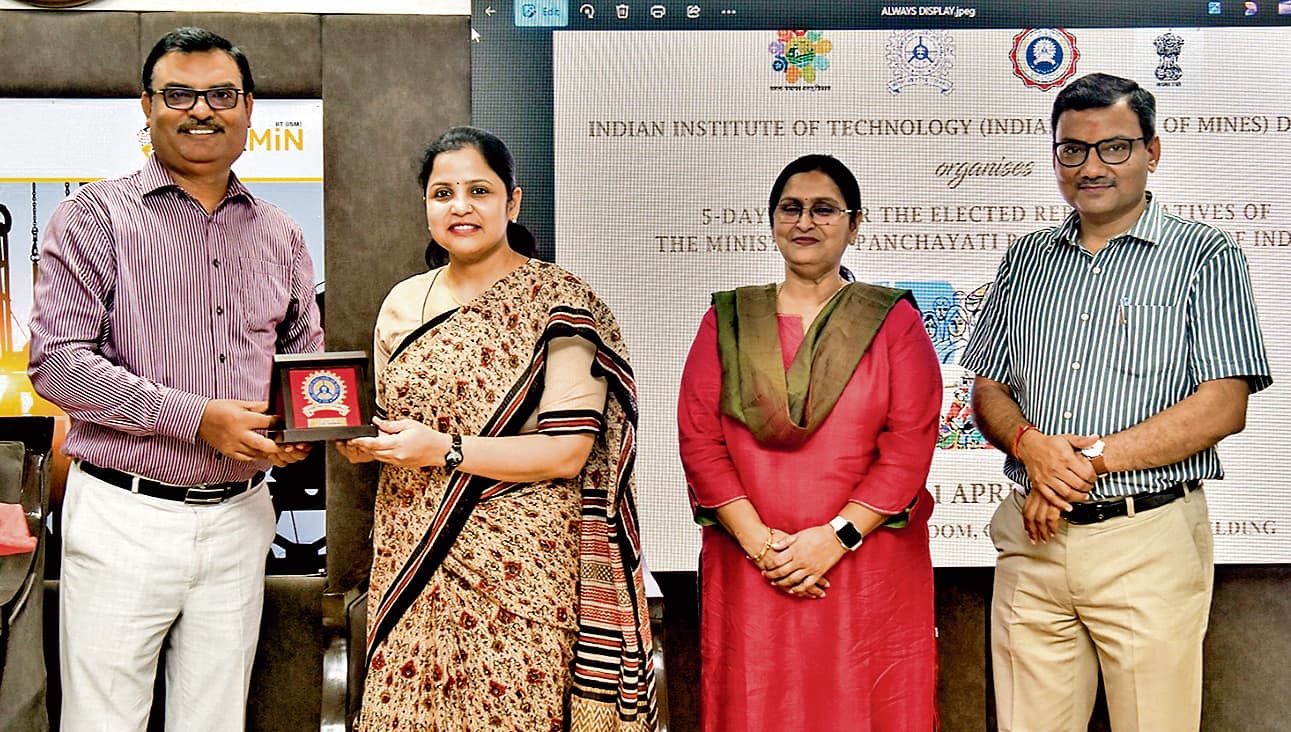 Dhanbad News:सरकारी योजनाओं के प्रभावी क्रियान्वयन में सेतु है स्थानीय प्रशासन : उपायुक्त