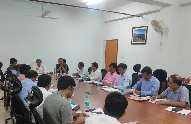 Dhanbad News: अबुआ व पीएम आवास योजना में धीमी प्रगति पर डीडीसी ने जतायी नाराजगी