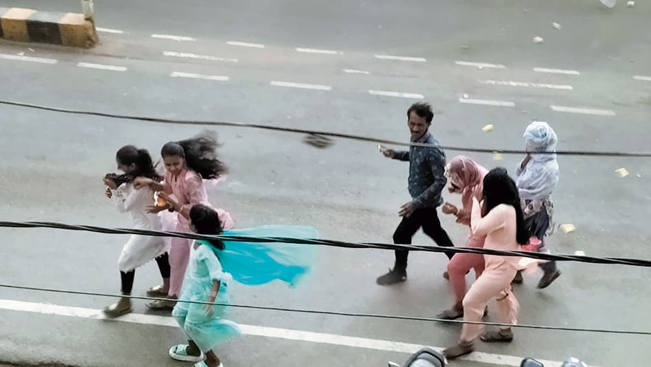65 किमी की रफ्तार से चली आंधी व बारिश ने मचायी तबाही