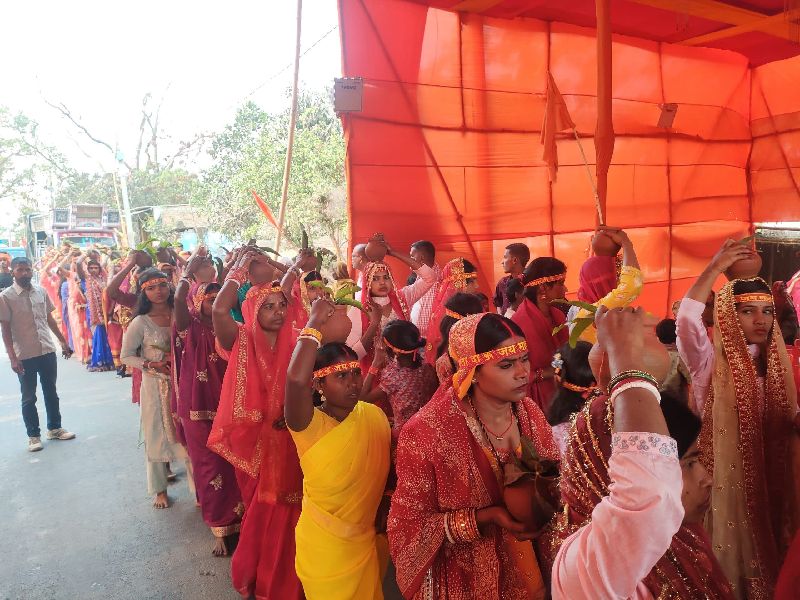 hajipur news. अष्टयाम यज्ञ को लेकर निकाली गयी कलशयात्रा