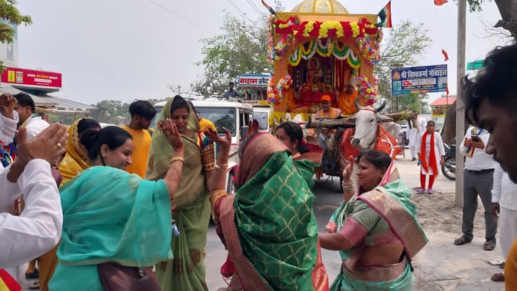 hajipur news. महावीर जयंती पर निकली शोभायात्रा में मांसाहार का त्याग कर शाकाहारी बनने की अपील