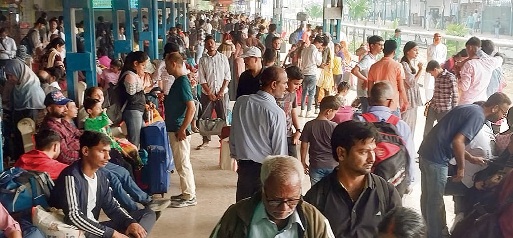 Siwan News : गोरखपुर-कुसम्ही स्टेशनों के बीच तीसरी लाइन निर्माण को लेकर कई ट्रेनें रद्द, कइयों के मार्ग बदले