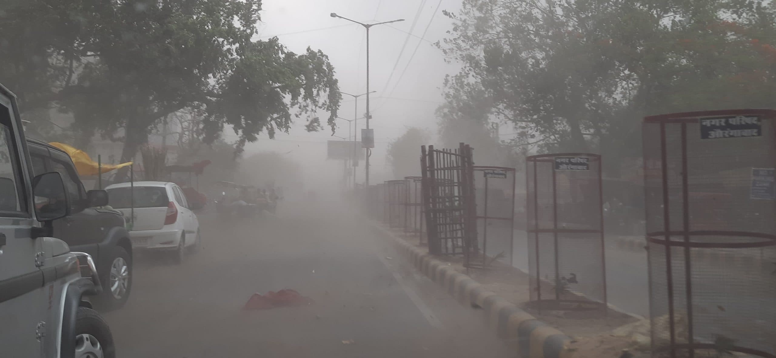 आंधी-तूफान ने मचायी तबाही, कहीं पेड़ उखड़े, तो कहीं पलटे ठेले