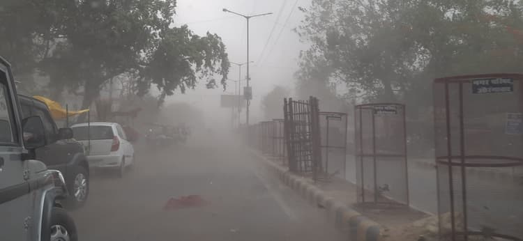 आंधी-तूफान ने मचायी तबाही, कहीं पेड़ उखड़े, तो कहीं पलटे ठेले