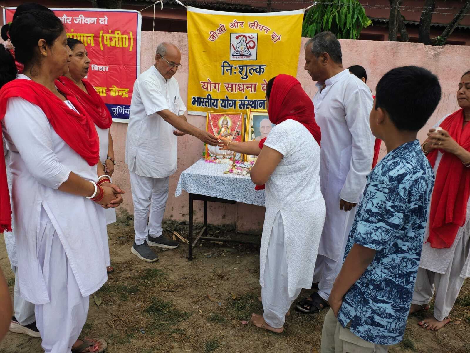 स्थापना दिवस पर योग प्रेमियों ने निकाली प्रभात फेरी